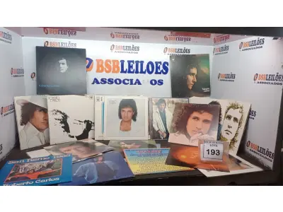 LOTE 193 - 01 COLEÇÃO DE DISCOS DO ARTISTA ROBERTO CARLOS. (NO ESTADO) ATENÇÃO! FAZER A VISITAÇÃO ANTES DE ARREMATAR, NÃO SABEMOS SE FUNCIONA, LEILÃO NÃO TEM GARANTIA E NEM DEVOLUÇÃO, SUJEITO A POSSÍVEIS AVARIAS VISÍVEIS/OCULTAS E/OU AUSÊNCIA DE COMPONENTES.