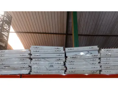 LOTE 258 - 01 LOTE COM GRANDE QUANTIDADE DE LUMINÁRIAS DE EMBUTIR. (NO ESTADO) ATENÇÃO! FAZER A VISITAÇÃO ANTES DE ARREMATAR, NÃO SABEMOS SE FUNCIONA, LEILÃO NÃO TEM GARANTIA E NEM DEVOLUÇÃO, SUJEITO A POSSÍVEIS AVARIAS VISÍVEIS/OCULTAS E/OU AUSÊNCIA DE COMPONENTES.