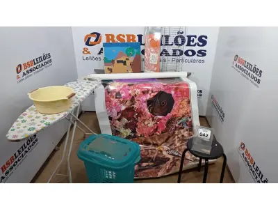 LOTE 042 - 01 CESTO DE ROUPAS, 01 BANCO, 01 SUPORTE DE PAREDE, 01 TÁBUA DE PASSAR E 01 ADESIVO GRANDE COM FOTOS DE ANIMAIS. (NO ESTADO) ATENÇÃO! FAZER A VISITAÇÃO ANTES DE ARREMATAR, NÃO SABEMOS SE FUNCIONA, LEILÃO NÃO TEM GARANTIA E NEM DEVOLUÇÃO, SUJEITO A POSSÍVEIS AVARIAS VISÍVEIS/OCULTAS E/OU AUSÊNCIA DE COMPONENTES.