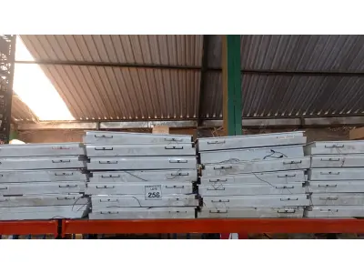 LOTE 258 - 01 LOTE COM GRANDE QUANTIDADE DE LUMINÁRIAS DE EMBUTIR. (NO ESTADO) ATENÇÃO! FAZER A VISITAÇÃO ANTES DE ARREMATAR, NÃO SABEMOS SE FUNCIONA, LEILÃO NÃO TEM GARANTIA E NEM DEVOLUÇÃO, SUJEITO A POSSÍVEIS AVARIAS VISÍVEIS/OCULTAS E/OU AUSÊNCIA DE COMPONENTES.