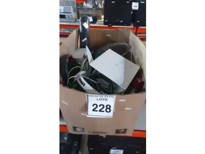 LOTE 228 - 01 LOTE COM NEBULIZADOR, APARELHO DE TELEFONE, VÁRIOS HEADPHONES E PERIFÉRICOS DIVERSOS. (NO ESTADO) ATENÇÃO! FAZER A VISITAÇÃO ANTES DE ARREMATAR, NÃO SABEMOS SE FUNCIONA, LEILÃO NÃO TEM GARANTIA E NEM DEVOLUÇÃO, SUJEITO A POSSÍVEIS AVARIAS VISÍVEIS/OCULTAS E/OU AUSÊNCIA DE COMPONENTES.