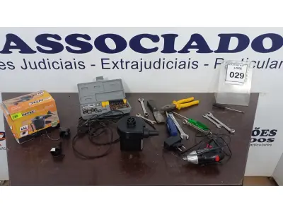 LOTE 029 - 01 INFLADOR ELÉTRICO, 01 PARAFUSADEIRA A BATERIA, 01 JOGO DE CHAVES, 01 ALICATE E VÁRIAS CHAVES DE FENDA E BOCA TAMANHOS DIVERSOS. (NO ESTADO) ATENÇÃO! FAZER A VISITAÇÃO ANTES DE ARREMATAR, NÃO SABEMOS SE FUNCIONA, LEILÃO NÃO TEM GARANTIA E NEM DEVOLUÇÃO, SUJEITO A POSSÍVEIS AVARIAS VISÍVEIS/OCULTAS E/OU AUSÊNCIA DE COMPONENTES.