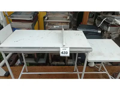 LOTE 439 - 01 MESA DE FERRO LABORATORIAL. (NO ESTADO) ATENÇÃO! FAZER A VISITAÇÃO ANTES DE ARREMATAR, NÃO SABEMOS SE FUNCIONA, LEILÃO NÃO TEM GARANTIA E NEM DEVOLUÇÃO, SUJEITO A POSSÍVEIS AVARIAS VISÍVEIS/OCULTAS E/OU AUSÊNCIA DE COMPONENTES.