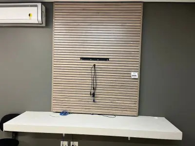 LOTE 055 - 01 PAINEL EM MADEIRA. (NO ESTADO) ATENÇÃO! FAZER A VISITAÇÃO ANTES DE ARREMATAR, NÃO SABEMOS SE FUNCIONA, LEILÃO NÃO TEM GARANTIA E NEM DEVOLUÇÃO, SUJEITO A POSSÍVEIS AVARIAS VISÍVEIS/OCULTAS E/OU AUSÊNCIA DE COMPONENTES.