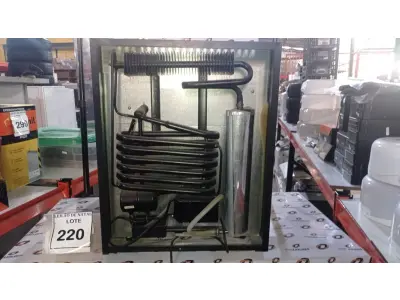 LOTE 220 - 01 FRIGOBAR. (NO ESTADO) ATENÇÃO! FAZER A VISITAÇÃO ANTES DE ARREMATAR, NÃO SABEMOS SE FUNCIONA, LEILÃO NÃO TEM GARANTIA E NEM DEVOLUÇÃO, SUJEITO A POSSÍVEIS AVARIAS VISÍVEIS/OCULTAS E/OU AUSÊNCIA DE COMPONENTES.