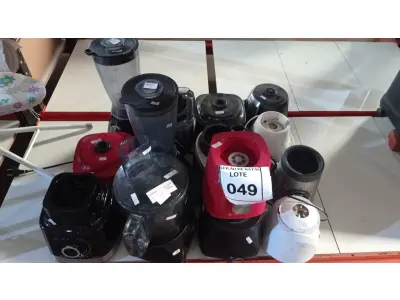 LOTE 049 - 01 LOTE COM VÁRIOS MOTORES DE LIQUIDIFICADORES SENDO 03 COM COPO, MARCAS E MODELOS DIVERSOS. (NO ESTADO) ATENÇÃO! FAZER A VISITAÇÃO ANTES DE ARREMATAR, NÃO SABEMOS SE FUNCIONA, LEILÃO NÃO TEM GARANTIA E NEM DEVOLUÇÃO, SUJEITO A POSSÍVEIS AVARIAS VISÍVEIS/OCULTAS E/OU AUSÊNCIA DE COMPONENTES.