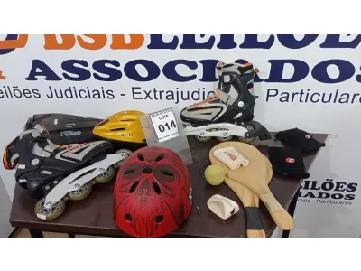LOTE 014 - 01 PAR DE PATINS, 02 CAPACETES DE PROTEÇÃO E JOELHEIRAS. (NO ESTADO) ATENÇÃO! FAZER A VISITAÇÃO ANTES DE ARREMATAR, NÃO SABEMOS SE FUNCIONA, LEILÃO NÃO TEM GARANTIA E NEM DEVOLUÇÃO, SUJEITO A POSSÍVEIS AVARIAS VISÍVEIS/OCULTAS E/OU AUSÊNCIA DE COMPONENTES.