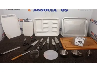 LOTE 185 - 01 LOTE COM VÁRIAS TÁBUAS, FACAS, MEDIDORES E UTENSÍLIOS DE COZINHA DIVERSOS. (NO ESTADO) ATENÇÃO! FAZER A VISITAÇÃO ANTES DE ARREMATAR, NÃO SABEMOS SE FUNCIONA, LEILÃO NÃO TEM GARANTIA E NEM DEVOLUÇÃO, SUJEITO A POSSÍVEIS AVARIAS VISÍVEIS/OCULTAS E/OU AUSÊNCIA DE COMPONENTES.