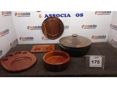 LOTE 175 - 01 PANELA DE BARRO, 01 JOGO DE PRATO, VASILHA E PETISQUEIRAS EM MADEIRA. (NO ESTADO) ATENÇÃO! FAZER A VISITAÇÃO ANTES DE ARREMATAR, NÃO SABEMOS SE FUNCIONA, LEILÃO NÃO TEM GARANTIA E NEM DEVOLUÇÃO, SUJEITO A POSSÍVEIS AVARIAS VISÍVEIS/OCULTAS E/OU AUSÊNCIA DE COMPONENTES.