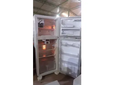 LOTE 240 - 01 GELADEIRA FROST FREE 429L MARCA BRASTEMP ATIVE 220V. (NO ESTADO) ATENÇÃO! FAZER A VISITAÇÃO ANTES DE ARREMATAR, NÃO SABEMOS SE FUNCIONA, LEILÃO NÃO TEM GARANTIA E NEM DEVOLUÇÃO, SUJEITO A POSSÍVEIS AVARIAS VISÍVEIS/OCULTAS E/OU AUSÊNCIA DE COMPONENTES.