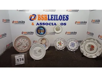 LOTE 174 - 08 PRATOS DECORATIVOS. (NO ESTADO) ATENÇÃO! FAZER A VISITAÇÃO ANTES DE ARREMATAR, NÃO SABEMOS SE FUNCIONA, LEILÃO NÃO TEM GARANTIA E NEM DEVOLUÇÃO, SUJEITO A POSSÍVEIS AVARIAS VISÍVEIS/OCULTAS E/OU AUSÊNCIA DE COMPONENTES.