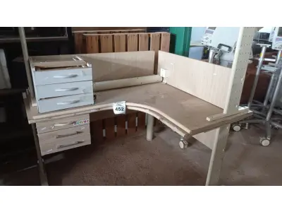 LOTE 452 - 02 MESAS EM L COM 03 GAVETAS CADA. (NO ESTADO) ATENÇÃO! FAZER A VISITAÇÃO ANTES DE ARREMATAR, NÃO SABEMOS SE FUNCIONA, LEILÃO NÃO TEM GARANTIA E NEM DEVOLUÇÃO, SUJEITO A POSSÍVEIS AVARIAS VISÍVEIS/OCULTAS E/OU AUSÊNCIA DE COMPONENTES.