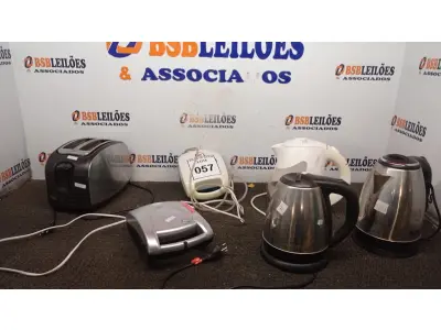 LOTE 057 - 02 SANDUICHEIRAS, 01 TORRADEIRA E 03 CHALEIRAS ELÉTRICAS. (NO ESTADO) ATENÇÃO! FAZER A VISITAÇÃO ANTES DE ARREMATAR, NÃO SABEMOS SE FUNCIONA, LEILÃO NÃO TEM GARANTIA E NEM DEVOLUÇÃO, SUJEITO A POSSÍVEIS AVARIAS VISÍVEIS/OCULTAS E/OU AUSÊNCIA DE COMPONENTES.