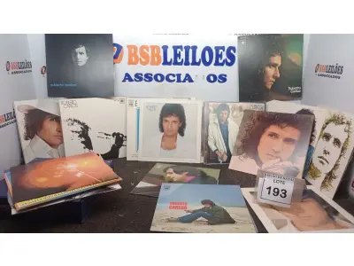 LOTE 193 - 01 COLEÇÃO DE DISCOS DO ARTISTA ROBERTO CARLOS. (NO ESTADO) ATENÇÃO! FAZER A VISITAÇÃO ANTES DE ARREMATAR, NÃO SABEMOS SE FUNCIONA, LEILÃO NÃO TEM GARANTIA E NEM DEVOLUÇÃO, SUJEITO A POSSÍVEIS AVARIAS VISÍVEIS/OCULTAS E/OU AUSÊNCIA DE COMPONENTES.