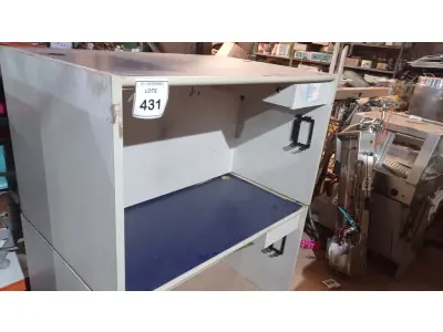 LOTE 431 - 02 MESAS DE ESCRITÓRIO COM 01 GAVETA CADA. (NO ESTADO) ATENÇÃO! FAZER A VISITAÇÃO ANTES DE ARREMATAR, NÃO SABEMOS SE FUNCIONA, LEILÃO NÃO TEM GARANTIA E NEM DEVOLUÇÃO, SUJEITO A POSSÍVEIS AVARIAS VISÍVEIS/OCULTAS E/OU AUSÊNCIA DE COMPONENTES.