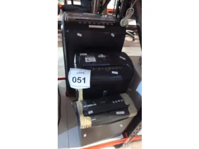 LOTE 051 - 03 FRAGMENTADORAS DE PAPEL DE MARCAS E MODELOS DIVERSOS. (NO ESTADO) ATENÇÃO! FAZER A VISITAÇÃO ANTES DE ARREMATAR, NÃO SABEMOS SE FUNCIONA, LEILÃO NÃO TEM GARANTIA E NEM DEVOLUÇÃO, SUJEITO A POSSÍVEIS AVARIAS VISÍVEIS/OCULTAS E/OU AUSÊNCIA DE COMPONENTES.