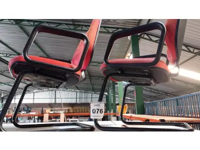 LOTE 076 - 02 CADEIRAS ALMOFADADAS COM PÉS FIXOS. (NO ESTADO) ATENÇÃO! FAZER A VISITAÇÃO ANTES DE ARREMATAR, NÃO SABEMOS SE FUNCIONA, LEILÃO NÃO TEM GARANTIA E NEM DEVOLUÇÃO, SUJEITO A POSSÍVEIS AVARIAS VISÍVEIS/OCULTAS E/OU AUSÊNCIA DE COMPONENTES.