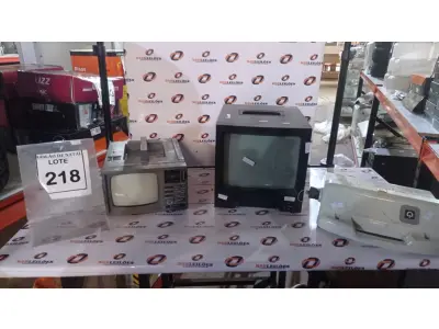 LOTE 218 - 02 TVS PORTÁTEIS, 01 RELÓGIO DE PAREDE E 01 FONTE DE ALIMENTAÇÃO PARA LIMPADOR DE PISCINA. (NO ESTADO) ATENÇÃO! FAZER A VISITAÇÃO ANTES DE ARREMATAR, NÃO SABEMOS SE FUNCIONA, LEILÃO NÃO TEM GARANTIA E NEM DEVOLUÇÃO, SUJEITO A POSSÍVEIS AVARIAS VISÍVEIS/OCULTAS E/OU AUSÊNCIA DE COMPONENTES.