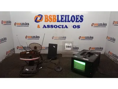 LOTE 080 - 01 TV AM/FM RADIO 5’’ COLORIDA MARCA SPECTRUM E 03 ANTENAS. (NO ESTADO) ATENÇÃO! FAZER A VISITAÇÃO ANTES DE ARREMATAR, NÃO SABEMOS SE FUNCIONA, LEILÃO NÃO TEM GARANTIA E NEM DEVOLUÇÃO, SUJEITO A POSSÍVEIS AVARIAS VISÍVEIS/OCULTAS E/OU AUSÊNCIA DE COMPONENTES.