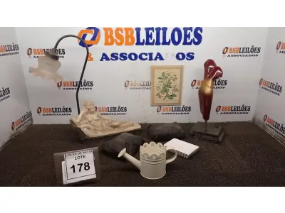 LOTE 178 - 01 ABAJUR COM ESCULTURA DECORATIVA, 01 ESCULTURA DECORATIVA DE MADEIRA, 01 QUADRO DE PEDRA DECORATIVA, 01 REGADOR DECORATIVO E 02 PESOS DE PORTA. (NO ESTADO) ATENÇÃO! FAZER A VISITAÇÃO ANTES DE ARREMATAR, NÃO SABEMOS SE FUNCIONA, LEILÃO NÃO TEM GARANTIA E NEM DEVOLUÇÃO, SUJEITO A POSSÍVEIS AVARIAS VISÍVEIS/OCULTAS E/OU AUSÊNCIA DE COMPONENTES.