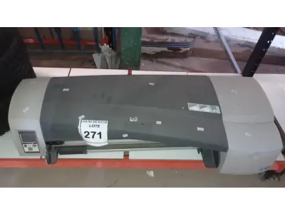 LOTE 271 - 01 PLOTTER DE MESA MODELO DESIGNJET 111 MARCA HP. (NO ESTADO) ATENÇÃO! FAZER A VISITAÇÃO ANTES DE ARREMATAR, NÃO SABEMOS SE FUNCIONA, LEILÃO NÃO TEM GARANTIA E NEM DEVOLUÇÃO, SUJEITO A POSSÍVEIS AVARIAS VISÍVEIS/OCULTAS E/OU AUSÊNCIA DE COMPONENTES.