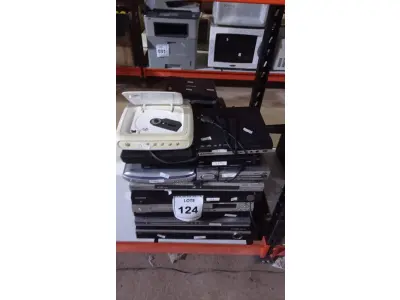 LOTE 124 - 01 LOTE COM GRANDE QUANTIDADE DE APARELHOS DE DVDS DE MARCAS E MODELOS DIVERSOS. (NO ESTADO) ATENÇÃO! FAZER A VISITAÇÃO ANTES DE ARREMATAR, NÃO SABEMOS SE FUNCIONA, LEILÃO NÃO TEM GARANTIA E NEM DEVOLUÇÃO, SUJEITO A POSSÍVEIS AVARIAS VISÍVEIS/OCULTAS E/OU AUSÊNCIA DE COMPONENTES.