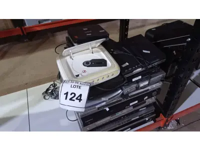 LOTE 124 - 01 LOTE COM GRANDE QUANTIDADE DE APARELHOS DE DVDS DE MARCAS E MODELOS DIVERSOS. (NO ESTADO) ATENÇÃO! FAZER A VISITAÇÃO ANTES DE ARREMATAR, NÃO SABEMOS SE FUNCIONA, LEILÃO NÃO TEM GARANTIA E NEM DEVOLUÇÃO, SUJEITO A POSSÍVEIS AVARIAS VISÍVEIS/OCULTAS E/OU AUSÊNCIA DE COMPONENTES.