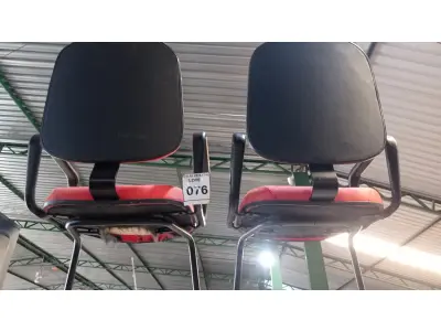 LOTE 076 - 02 CADEIRAS ALMOFADADAS COM PÉS FIXOS. (NO ESTADO) ATENÇÃO! FAZER A VISITAÇÃO ANTES DE ARREMATAR, NÃO SABEMOS SE FUNCIONA, LEILÃO NÃO TEM GARANTIA E NEM DEVOLUÇÃO, SUJEITO A POSSÍVEIS AVARIAS VISÍVEIS/OCULTAS E/OU AUSÊNCIA DE COMPONENTES.