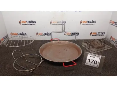 LOTE 176 - 01 TACHO DE FERRO E 03 SUPORTES DE COZINHA MODELOS DIVERSOS. (NO ESTADO) ATENÇÃO! FAZER A VISITAÇÃO ANTES DE ARREMATAR, NÃO SABEMOS SE FUNCIONA, LEILÃO NÃO TEM GARANTIA E NEM DEVOLUÇÃO, SUJEITO A POSSÍVEIS AVARIAS VISÍVEIS/OCULTAS E/OU AUSÊNCIA DE COMPONENTES.