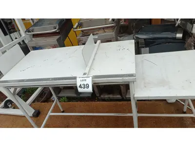 LOTE 439 - 01 MESA DE FERRO LABORATORIAL. (NO ESTADO) ATENÇÃO! FAZER A VISITAÇÃO ANTES DE ARREMATAR, NÃO SABEMOS SE FUNCIONA, LEILÃO NÃO TEM GARANTIA E NEM DEVOLUÇÃO, SUJEITO A POSSÍVEIS AVARIAS VISÍVEIS/OCULTAS E/OU AUSÊNCIA DE COMPONENTES.