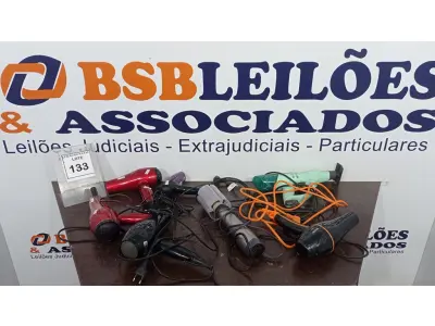 LOTE 133 - 01 ESCOVA DE CABELO ELÉTRICA, 01 VAPORIZADOR DE ROUPAS E 05 SECADORES DE CABELO DE MARCAS E MODELOS DIVERSOS. (NO ESTADO) ATENÇÃO! FAZER A VISITAÇÃO ANTES DE ARREMATAR, NÃO SABEMOS SE FUNCIONA, LEILÃO NÃO TEM GARANTIA E NEM DEVOLUÇÃO, SUJEITO A POSSÍVEIS AVARIAS VISÍVEIS/OCULTAS E/OU AUSÊNCIA DE COMPONENTES.
