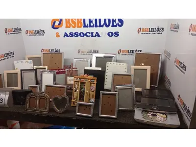 LOTE 173 - 01 LOTE COM GRANDE QUANTIDADE DE PORTA RETRATOS. (NO ESTADO) ATENÇÃO! FAZER A VISITAÇÃO ANTES DE ARREMATAR, NÃO SABEMOS SE FUNCIONA, LEILÃO NÃO TEM GARANTIA E NEM DEVOLUÇÃO, SUJEITO A POSSÍVEIS AVARIAS VISÍVEIS/OCULTAS E/OU AUSÊNCIA DE COMPONENTES.