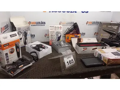 LOTE 165 - 01 PORTA RETRATO DIGITAL, 01 PRANCHA DE CABELO MARCA GAMA, 02 SECADORES DE CABELO, 01 MÁQUINA DE CORTAR CABELO E 02 BARBEADORES ELÉTRICOS. (NO ESTADO) ATENÇÃO! FAZER A VISITAÇÃO ANTES DE ARREMATAR, NÃO SABEMOS SE FUNCIONA, LEILÃO NÃO TEM GARANTIA E NEM DEVOLUÇÃO, SUJEITO A POSSÍVEIS AVARIAS VISÍVEIS/OCULTAS E/OU AUSÊNCIA DE COMPONENTES.