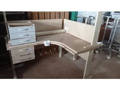 LOTE 452 - 02 MESAS EM L COM 03 GAVETAS CADA. (NO ESTADO) ATENÇÃO! FAZER A VISITAÇÃO ANTES DE ARREMATAR, NÃO SABEMOS SE FUNCIONA, LEILÃO NÃO TEM GARANTIA E NEM DEVOLUÇÃO, SUJEITO A POSSÍVEIS AVARIAS VISÍVEIS/OCULTAS E/OU AUSÊNCIA DE COMPONENTES.