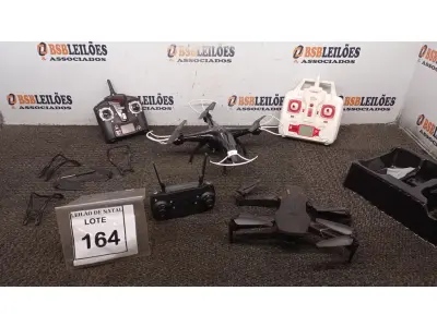 LOTE 164 - 02 DRONES. (NO ESTADO) ATENÇÃO! FAZER A VISITAÇÃO ANTES DE ARREMATAR, NÃO SABEMOS SE FUNCIONA, LEILÃO NÃO TEM GARANTIA E NEM DEVOLUÇÃO, SUJEITO A POSSÍVEIS AVARIAS VISÍVEIS/OCULTAS E/OU AUSÊNCIA DE COMPONENTES.