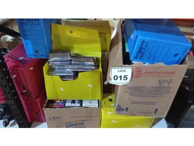 LOTE 015 - 01 LOTE COM GRANDE QUANTIDADE DE CDS, DVDS E FITAS DE VÍDEO CASSETE GÊNEROS DIVERSOS. (NO ESTADO) ATENÇÃO! FAZER A VISITAÇÃO ANTES DE ARREMATAR, NÃO SABEMOS SE FUNCIONA, LEILÃO NÃO TEM GARANTIA E NEM DEVOLUÇÃO, SUJEITO A POSSÍVEIS AVARIAS VISÍVEIS/OCULTAS E/OU AUSÊNCIA DE COMPONENTES.