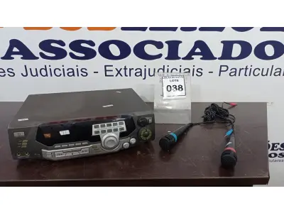 LOTE 038 - 01 KARAOKÊ COM 02 MICROFONES. (NO ESTADO) ATENÇÃO! FAZER A VISITAÇÃO ANTES DE ARREMATAR, NÃO SABEMOS SE FUNCIONA, LEILÃO NÃO TEM GARANTIA E NEM DEVOLUÇÃO, SUJEITO A POSSÍVEIS AVARIAS VISÍVEIS/OCULTAS E/OU AUSÊNCIA DE COMPONENTES.