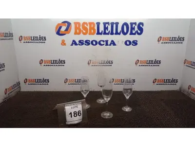 LOTE 186 - 04 TAÇAS PARA ESPUMANTE. (NO ESTADO) ATENÇÃO! FAZER A VISITAÇÃO ANTES DE ARREMATAR, NÃO SABEMOS SE FUNCIONA, LEILÃO NÃO TEM GARANTIA E NEM DEVOLUÇÃO, SUJEITO A POSSÍVEIS AVARIAS VISÍVEIS/OCULTAS E/OU AUSÊNCIA DE COMPONENTES.
