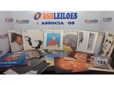 LOTE 193 - 01 COLEÇÃO DE DISCOS DO ARTISTA ROBERTO CARLOS. (NO ESTADO) ATENÇÃO! FAZER A VISITAÇÃO ANTES DE ARREMATAR, NÃO SABEMOS SE FUNCIONA, LEILÃO NÃO TEM GARANTIA E NEM DEVOLUÇÃO, SUJEITO A POSSÍVEIS AVARIAS VISÍVEIS/OCULTAS E/OU AUSÊNCIA DE COMPONENTES.