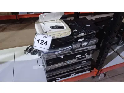 LOTE 124 - 01 LOTE COM GRANDE QUANTIDADE DE APARELHOS DE DVDS DE MARCAS E MODELOS DIVERSOS. (NO ESTADO) ATENÇÃO! FAZER A VISITAÇÃO ANTES DE ARREMATAR, NÃO SABEMOS SE FUNCIONA, LEILÃO NÃO TEM GARANTIA E NEM DEVOLUÇÃO, SUJEITO A POSSÍVEIS AVARIAS VISÍVEIS/OCULTAS E/OU AUSÊNCIA DE COMPONENTES.