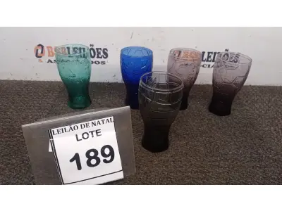 LOTE 189 - 05 COPOS DECORATIVOS COM TEMA DA COPA DO MUNDO MARCA COCA COLA. (NO ESTADO) ATENÇÃO! FAZER A VISITAÇÃO ANTES DE ARREMATAR, NÃO SABEMOS SE FUNCIONA, LEILÃO NÃO TEM GARANTIA E NEM DEVOLUÇÃO, SUJEITO A POSSÍVEIS AVARIAS VISÍVEIS/OCULTAS E/OU AUSÊNCIA DE COMPONENTES.