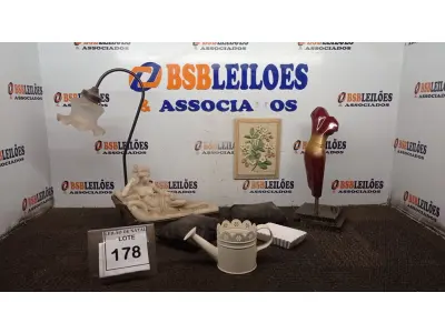 LOTE 178 - 01 ABAJUR COM ESCULTURA DECORATIVA, 01 ESCULTURA DECORATIVA DE MADEIRA, 01 QUADRO DE PEDRA DECORATIVA, 01 REGADOR DECORATIVO E 02 PESOS DE PORTA. (NO ESTADO) ATENÇÃO! FAZER A VISITAÇÃO ANTES DE ARREMATAR, NÃO SABEMOS SE FUNCIONA, LEILÃO NÃO TEM GARANTIA E NEM DEVOLUÇÃO, SUJEITO A POSSÍVEIS AVARIAS VISÍVEIS/OCULTAS E/OU AUSÊNCIA DE COMPONENTES.