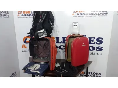 LOTE 009 - 02 MALAS COM RODINHAS E 03 BOLSAS. (NO ESTADO) ATENÇÃO! FAZER A VISITAÇÃO ANTES DE ARREMATAR, NÃO SABEMOS SE FUNCIONA, LEILÃO NÃO TEM GARANTIA E NEM DEVOLUÇÃO, SUJEITO A POSSÍVEIS AVARIAS VISÍVEIS/OCULTAS E/OU AUSÊNCIA DE COMPONENTES.