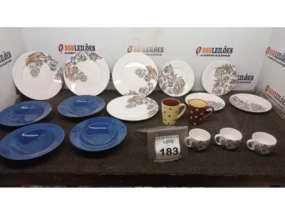 LOTE 183 - 12 PRATOS, 02 CANECAS E 02 XÍCARAS. (NO ESTADO) ATENÇÃO! FAZER A VISITAÇÃO ANTES DE ARREMATAR, NÃO SABEMOS SE FUNCIONA, LEILÃO NÃO TEM GARANTIA E NEM DEVOLUÇÃO, SUJEITO A POSSÍVEIS AVARIAS VISÍVEIS/OCULTAS E/OU AUSÊNCIA DE COMPONENTES.