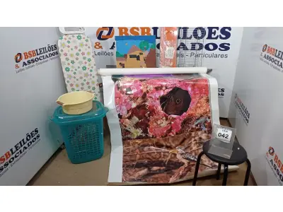 LOTE 042 - 01 CESTO DE ROUPAS, 01 BANCO, 01 SUPORTE DE PAREDE, 01 TÁBUA DE PASSAR E 01 ADESIVO GRANDE COM FOTOS DE ANIMAIS. (NO ESTADO) ATENÇÃO! FAZER A VISITAÇÃO ANTES DE ARREMATAR, NÃO SABEMOS SE FUNCIONA, LEILÃO NÃO TEM GARANTIA E NEM DEVOLUÇÃO, SUJEITO A POSSÍVEIS AVARIAS VISÍVEIS/OCULTAS E/OU AUSÊNCIA DE COMPONENTES.