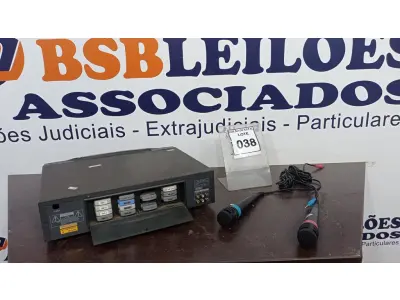 LOTE 038 - 01 KARAOKÊ COM 02 MICROFONES. (NO ESTADO) ATENÇÃO! FAZER A VISITAÇÃO ANTES DE ARREMATAR, NÃO SABEMOS SE FUNCIONA, LEILÃO NÃO TEM GARANTIA E NEM DEVOLUÇÃO, SUJEITO A POSSÍVEIS AVARIAS VISÍVEIS/OCULTAS E/OU AUSÊNCIA DE COMPONENTES.