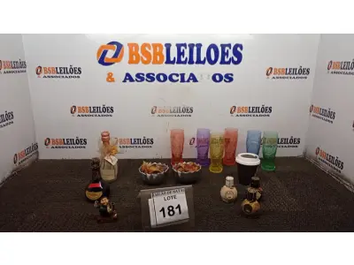 LOTE 181 - 06 COPOS PERSONALIZADOS MARCA COCA COLA, 05 GARRAFAS DECORATIVAS E 02 VASOS DECORATIVO PEQUENOS. (NO ESTADO) ATENÇÃO! FAZER A VISITAÇÃO ANTES DE ARREMATAR, NÃO SABEMOS SE FUNCIONA, LEILÃO NÃO TEM GARANTIA E NEM DEVOLUÇÃO, SUJEITO A POSSÍVEIS AVARIAS VISÍVEIS/OCULTAS E/OU AUSÊNCIA DE COMPONENTES.