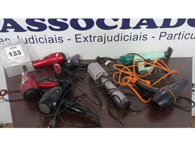 LOTE 133 - 01 ESCOVA DE CABELO ELÉTRICA, 01 VAPORIZADOR DE ROUPAS E 05 SECADORES DE CABELO DE MARCAS E MODELOS DIVERSOS. (NO ESTADO) ATENÇÃO! FAZER A VISITAÇÃO ANTES DE ARREMATAR, NÃO SABEMOS SE FUNCIONA, LEILÃO NÃO TEM GARANTIA E NEM DEVOLUÇÃO, SUJEITO A POSSÍVEIS AVARIAS VISÍVEIS/OCULTAS E/OU AUSÊNCIA DE COMPONENTES.