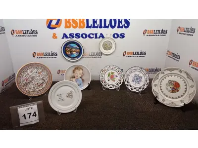LOTE 174 - 08 PRATOS DECORATIVOS. (NO ESTADO) ATENÇÃO! FAZER A VISITAÇÃO ANTES DE ARREMATAR, NÃO SABEMOS SE FUNCIONA, LEILÃO NÃO TEM GARANTIA E NEM DEVOLUÇÃO, SUJEITO A POSSÍVEIS AVARIAS VISÍVEIS/OCULTAS E/OU AUSÊNCIA DE COMPONENTES.