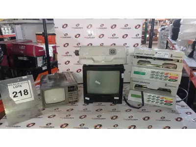 LOTE 218 - 02 TVS PORTÁTEIS, 01 RELÓGIO DE PAREDE E 01 FONTE DE ALIMENTAÇÃO PARA LIMPADOR DE PISCINA. (NO ESTADO) ATENÇÃO! FAZER A VISITAÇÃO ANTES DE ARREMATAR, NÃO SABEMOS SE FUNCIONA, LEILÃO NÃO TEM GARANTIA E NEM DEVOLUÇÃO, SUJEITO A POSSÍVEIS AVARIAS VISÍVEIS/OCULTAS E/OU AUSÊNCIA DE COMPONENTES.